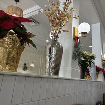 Mornings Breakfast & Brunch - Decorations and privacy wall - Breakfast & Brunch Near Me - Indianapolis, Indiana