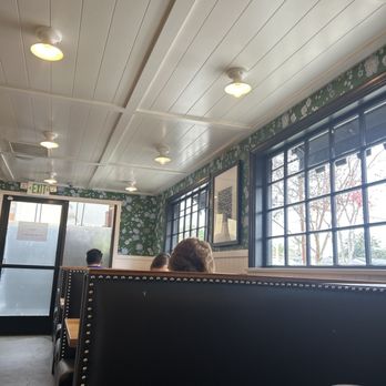 Jongewaard's Bake n Broil - Dining area - American Near Me - Long Beach, California