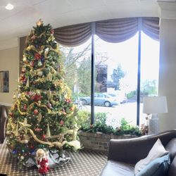Atrium Post Acute Care of WayneView - Lobby on holidays 2018