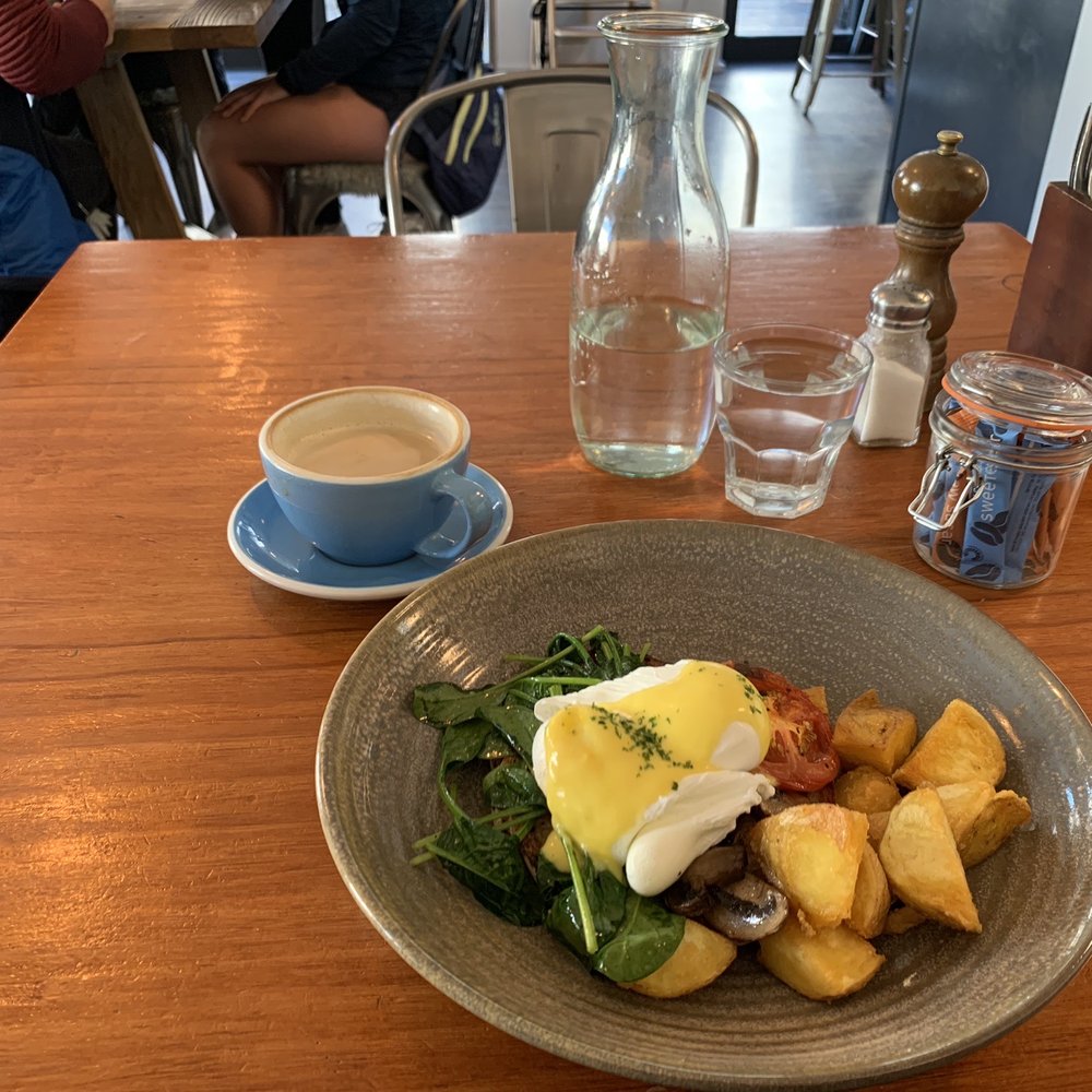 Federal Diner - Eggs Benidict with Spinach & Tomatoes - Coffee & Tea Near Me - Wanaka, OTA