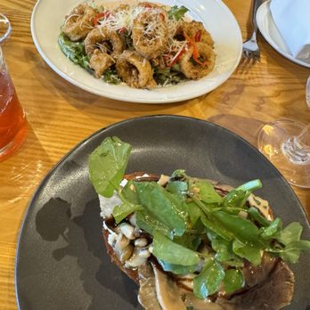 Simon Pearce - Mushroom bread and calamari - New American Near Me - Quechee, Vermont