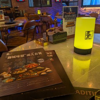 天天海南雞飯 - Interior ambience with a set menu for 2 - Singaporean Near Me - Hong Kong, HK 天天海南雞飯 - Interior ambience with a set menu for 2 - Singaporean Near Me - Hong Kong, HK