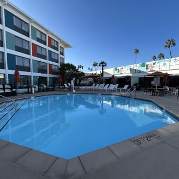 The Beverly Hilton - Hotel pool - Hotels Near Me - Beverly Hills, California The Beverly Hilton - Hotel pool - Hotels Near Me - Beverly Hills, California