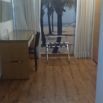 Mar Ipanema Hotel - Nice, large area with outlets and a big mirror across from closet/safe - Hotels Near Me - Rio de Janeiro, RJ