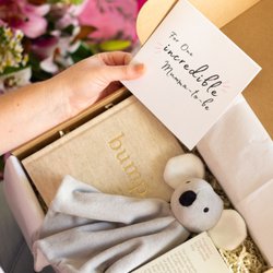Milk and Love - Congratulations on your pregnancy gift box! Send it to someone special to celebrate with them.