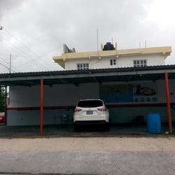 Royal Car Wash - Dia lluvioso viernes por la tarde.