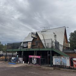 Sportsman Chalet - Outside bat