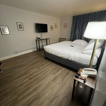 Glendale Express Hotel - king bed - Hotels Near Me - Glendale, California