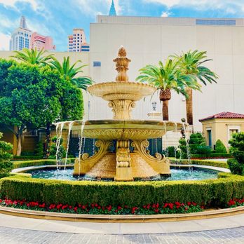 The Mansion - Entrance Private Parking fountain - Hotels Near Me - Las Vegas, Nevada
