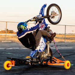 Live 100 Moto - Learning wheelies with the boys @LIVEMOTO (safely)