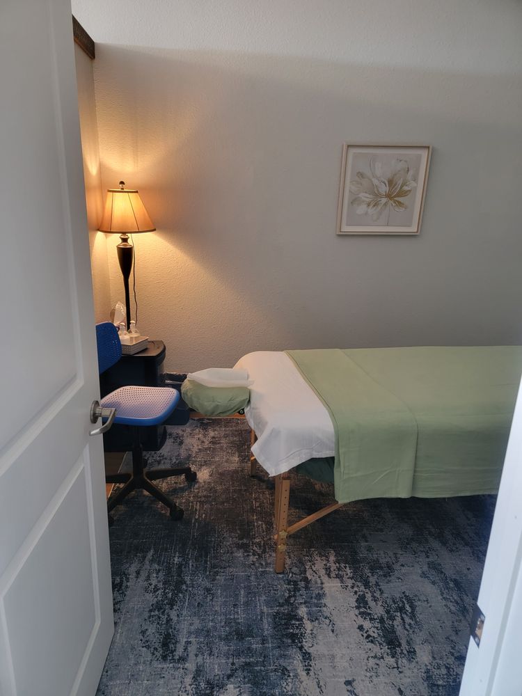 Healthy Tuina Massage Logo