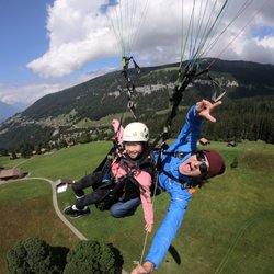 Twin Paragliding Interlaken - Fly with Hans