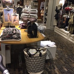 Oysho - Malisima atencion de una señorita en el local lourdes echan clientes. No lo puedo creer
