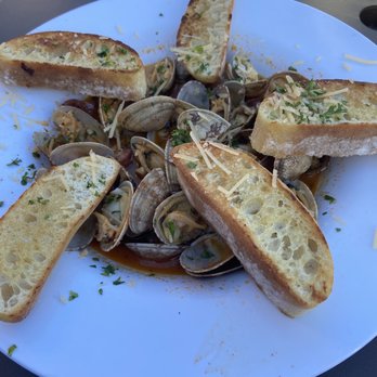 Catalyst Seafood - Steamed clams with garlic bread - Seafood Near Me - Brookings, Oregon Catalyst Seafood - Steamed clams with garlic bread - Seafood Near Me - Brookings, Oregon