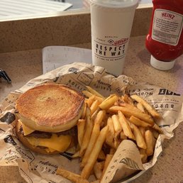 Cheesy burger w/onions Cheesy burger w/onions