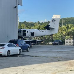 Seaborne Airlines - Seaplane ready to enter water