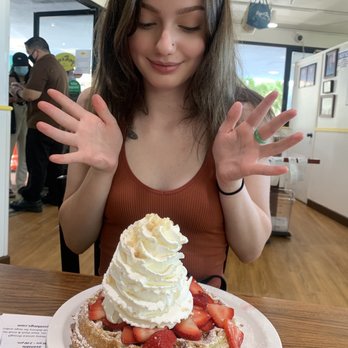 Eggs 'n Things - Waikiki Beach Eggspress - Strawberry Whipped Cream Waffle - Breakfast & Brunch Near Me - Honolulu, Hawaii