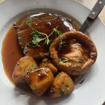 The Black Dog - Sunday roast - Pubs Near Me - London, XGL