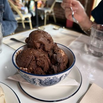 Fete - 3 scoops of the rocky road ice cream - New American Near Me - Honolulu, Hawaii