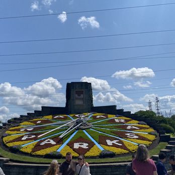 Queen Tour Niagara Falls Tours - Flower clock - Bus Tours Near Me - Toronto, Ontario