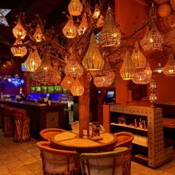 Iguana Grill - Tree table