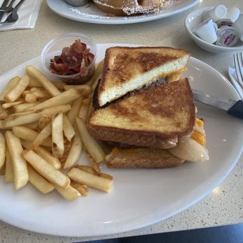 Lynbrook Eats - Cheeseburger on Texas Toast - Diners Near Me - Lynbrook, New York