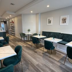 Geamos - Geamos' clean and comfortable seating area !!