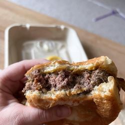 Winnie's Tavern - Cheeseburger