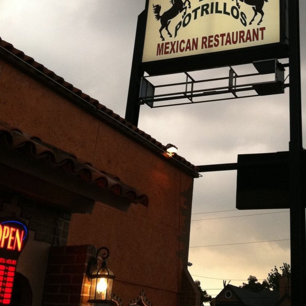 a sign for a mexican restaurant a sign for a mexican restaurant
