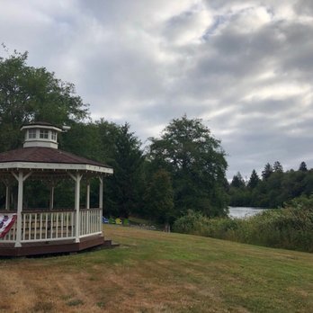 Quinault River Inn - Gazebo with fire pit in the background - Hotels Near Me - Amanda Park, Washington