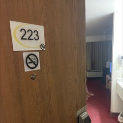Super 8 by Wyndham Green River - Room #223 floor shakes