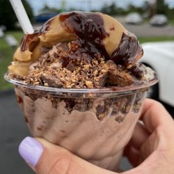 Chocolate peanut butter cup sundae (no whipped cream or cherry)