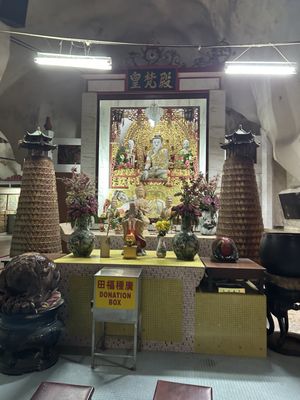 Sam Poh Tong Temple by null