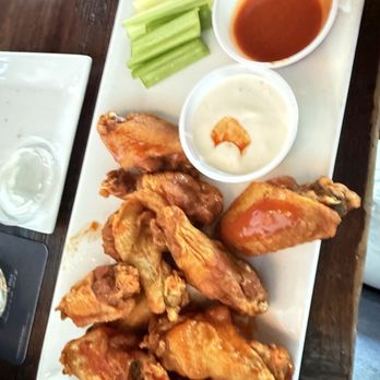Dive Bar & Restaurant - Mild Buffalo 10 Wings - New American Near Me - West Haven, Connecticut Dive Bar & Restaurant - Mild Buffalo 10 Wings - New American Near Me - West Haven, Connecticut