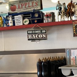Johnnys Diner - Adorable decorations! I ate food too fast to get a pic