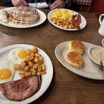 Frizzle Chicken Cafe - Yummy - Breakfast & Brunch Near Me - Pigeon Forge, Tennessee