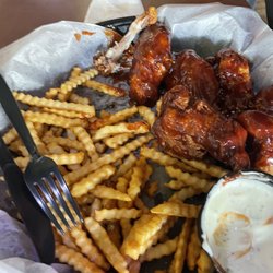 Green Town Tavern - Wings and fries