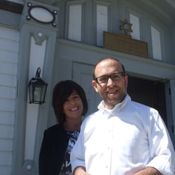 Congregation Ahavas Achim - Rabbi Avi Poupko outside the Shul