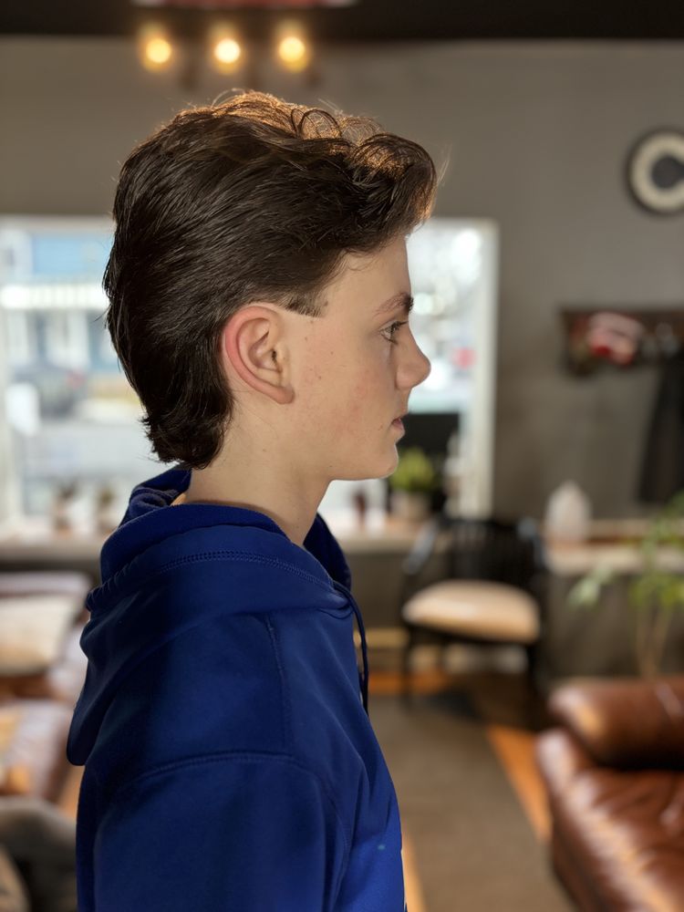 Mand's Barber Parlour Logo