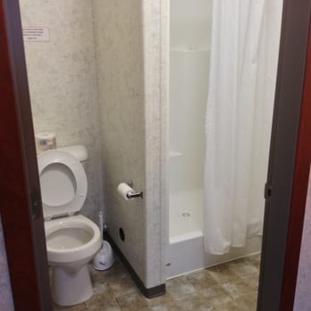 Chief Kinbasket Lodge - Bathroom~ - Guest Houses Near Me
