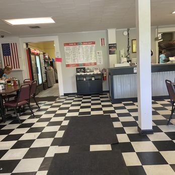 Buddy B's Restaurant - Indoor dining room - Southern Near Me - Garyville, Louisiana