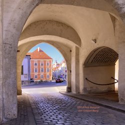 Grazer Burgtor - Burgtor der Grazer Burg mit gotischen Spitzbogen-Steintoren (1346) mit Blick auf die alte UNI und die Stiegenkirche
