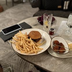 The Lobby Lounge - Burger and wing