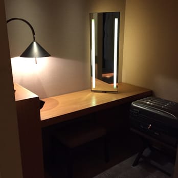 奕居 - Dressing area with large lit make up mirror. - Hotels Near Me - Hong Kong, HK