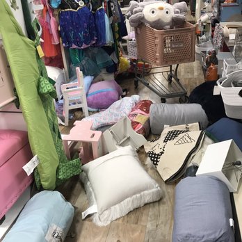 HomeGoods - Messy floor. No way to pass thru the aisle. - Department Stores Near Me - Tracy, California