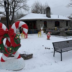 Blackwatch Cafe - Outside decorated for Christmas