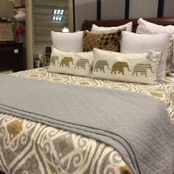 Woodstock Furniture & Matress Outlet