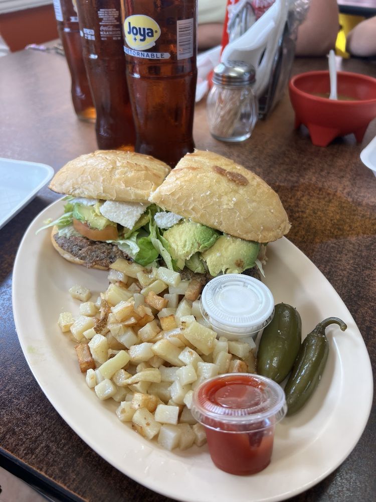 Chicharrones El Güero Logo