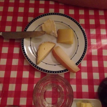 Oli-Bistro - Your cheese plate will in fact come on a plate and not a slab of slate or oak. How refreshing. - French Near Me - Aarhus C, 82