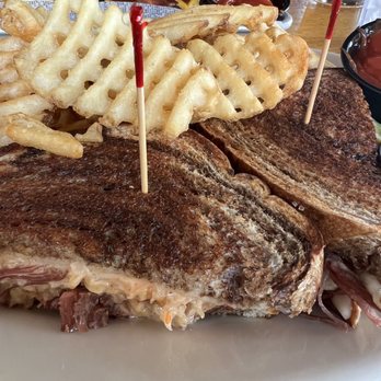 Maxwell's American Pub - Reuben sandwich - Burgers Near Me - Minneapolis, Minnesota Maxwell's American Pub - Reuben sandwich - Burgers Near Me - Minneapolis, Minnesota